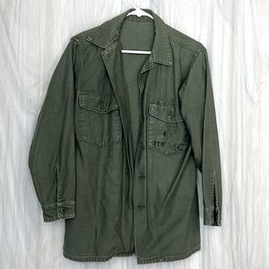 ⭐️ Vintage US Military fatigue green long utility jacket button pockets M